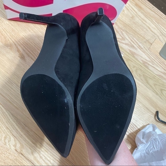 Ashley Stewart Black Pumps Fuzzy Pom Accent NIB 10 - Picture 5 of 6